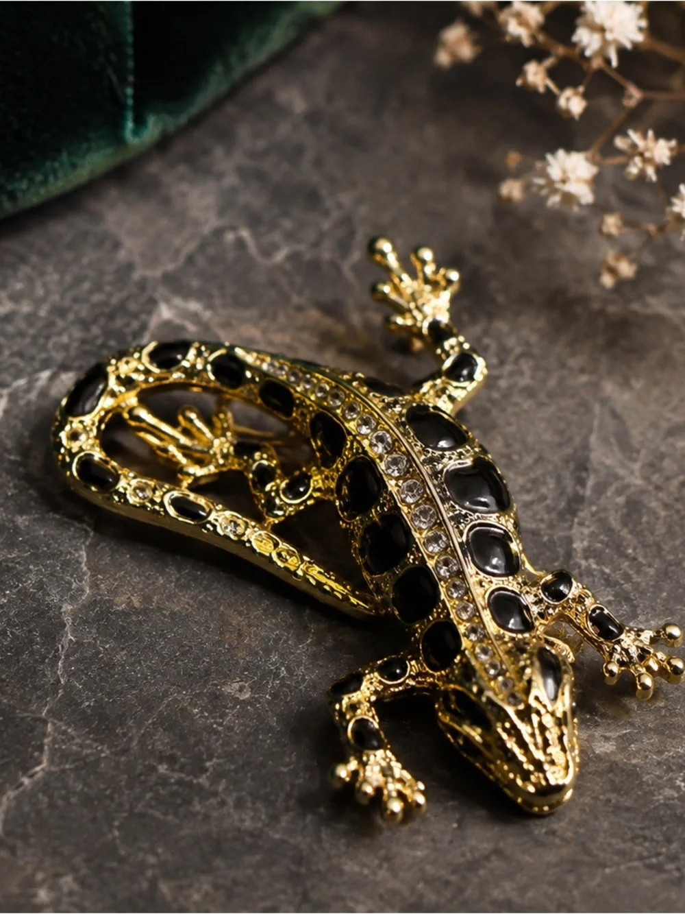 Vintage Black Enamel Lizard Gecko Brooch Gold Tone Rhinestone Figural Pin